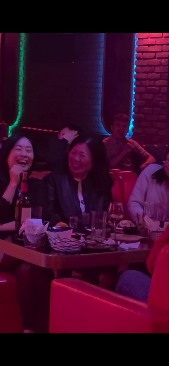 Зрители на концерте смеются