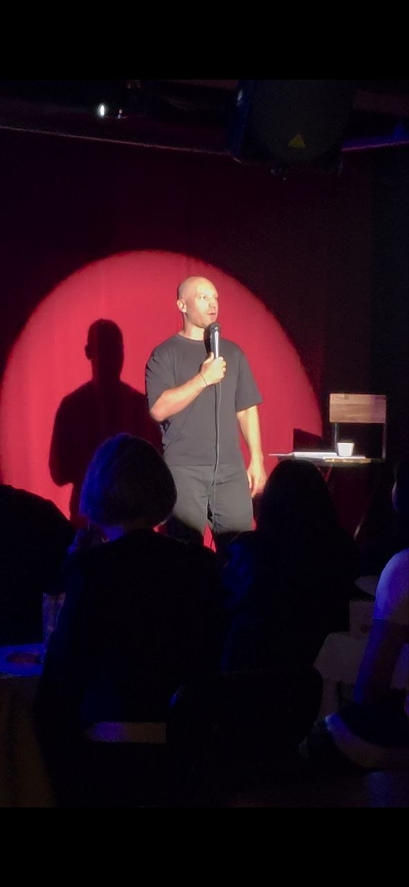 Артист на сцене с микрофоном