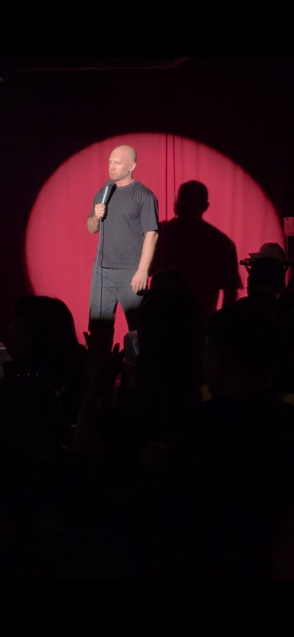 Артист в красном свете прожектора