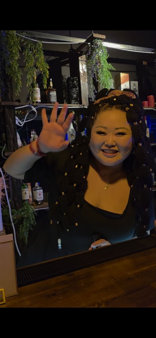 Гость машет в камеру