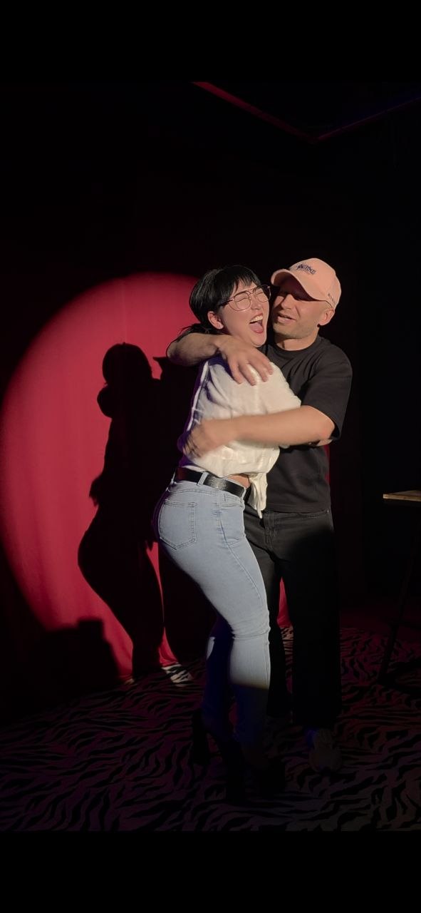 Артист обнимает зрительницу на сцене