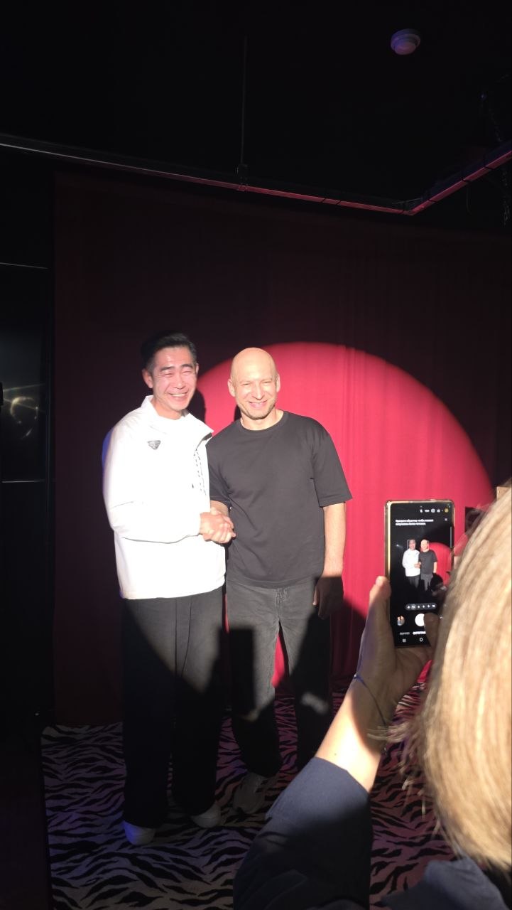 Артист пожимает руку гостю