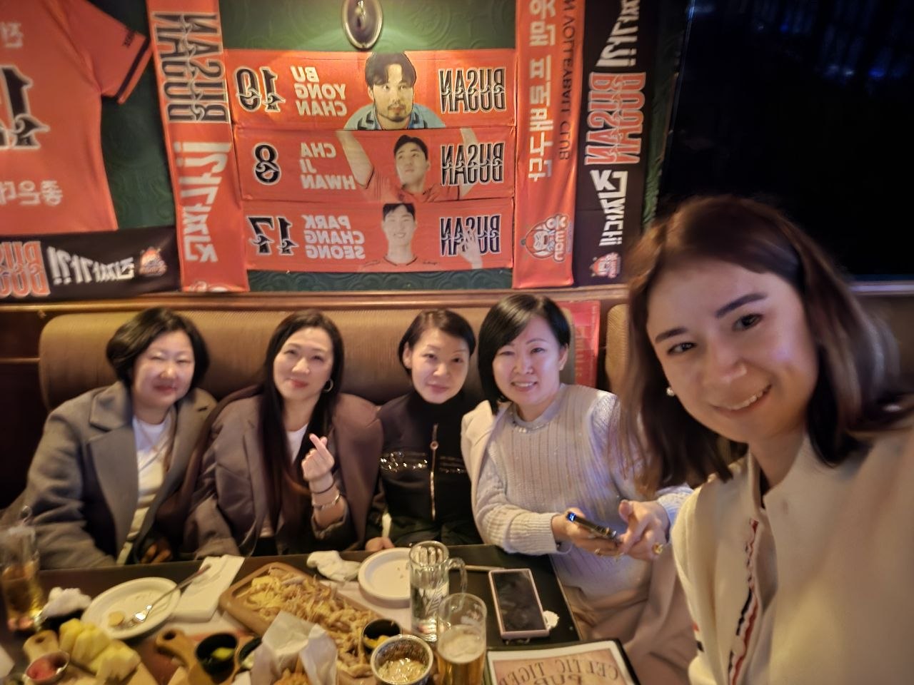 Большая компания после концерта